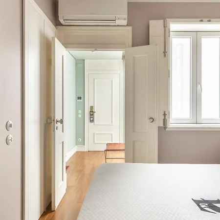 Apartment Plum Guide - Pen & Paper Lissabon